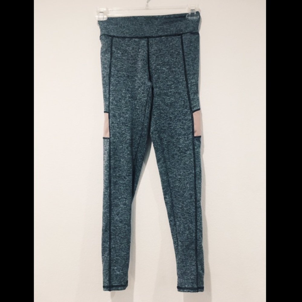 GRAY PATTERNED LEGGINGS WITH A PINK MAUVE ACCENT